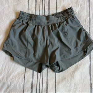 Lululemon Hotty Hot Shorts 4” sz 8 EUC